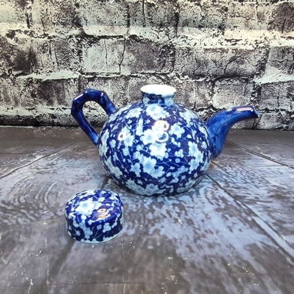 Vintage Floral Blue and White Teapot - Picture 4 of 7
